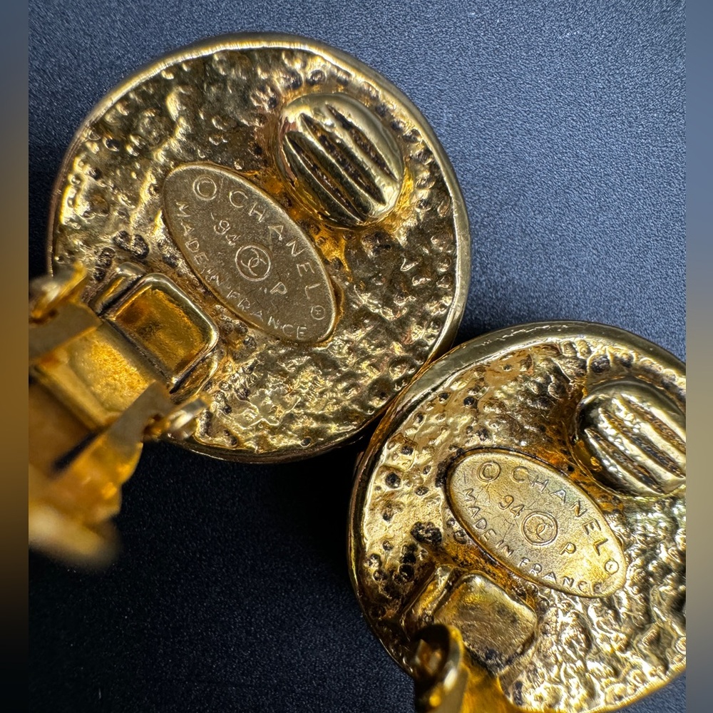 LOT 1260 24K gold plated Chanel hummered earrings - Picture 16 of 16